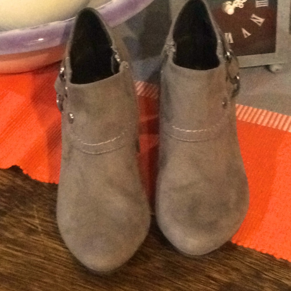 Like new X*Appeal size 6 Corporal suede 3” Heels.